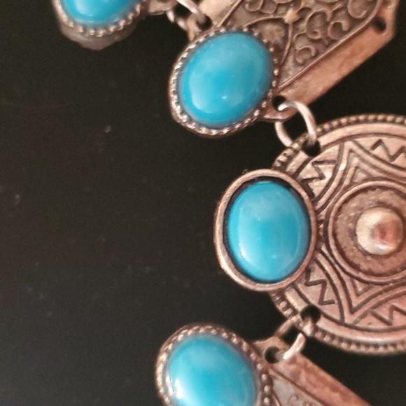 VINTAGE SILVER TONE FAUX TURQUOISE COIN DESIGN NECKLACE. - Picture 4 of 8